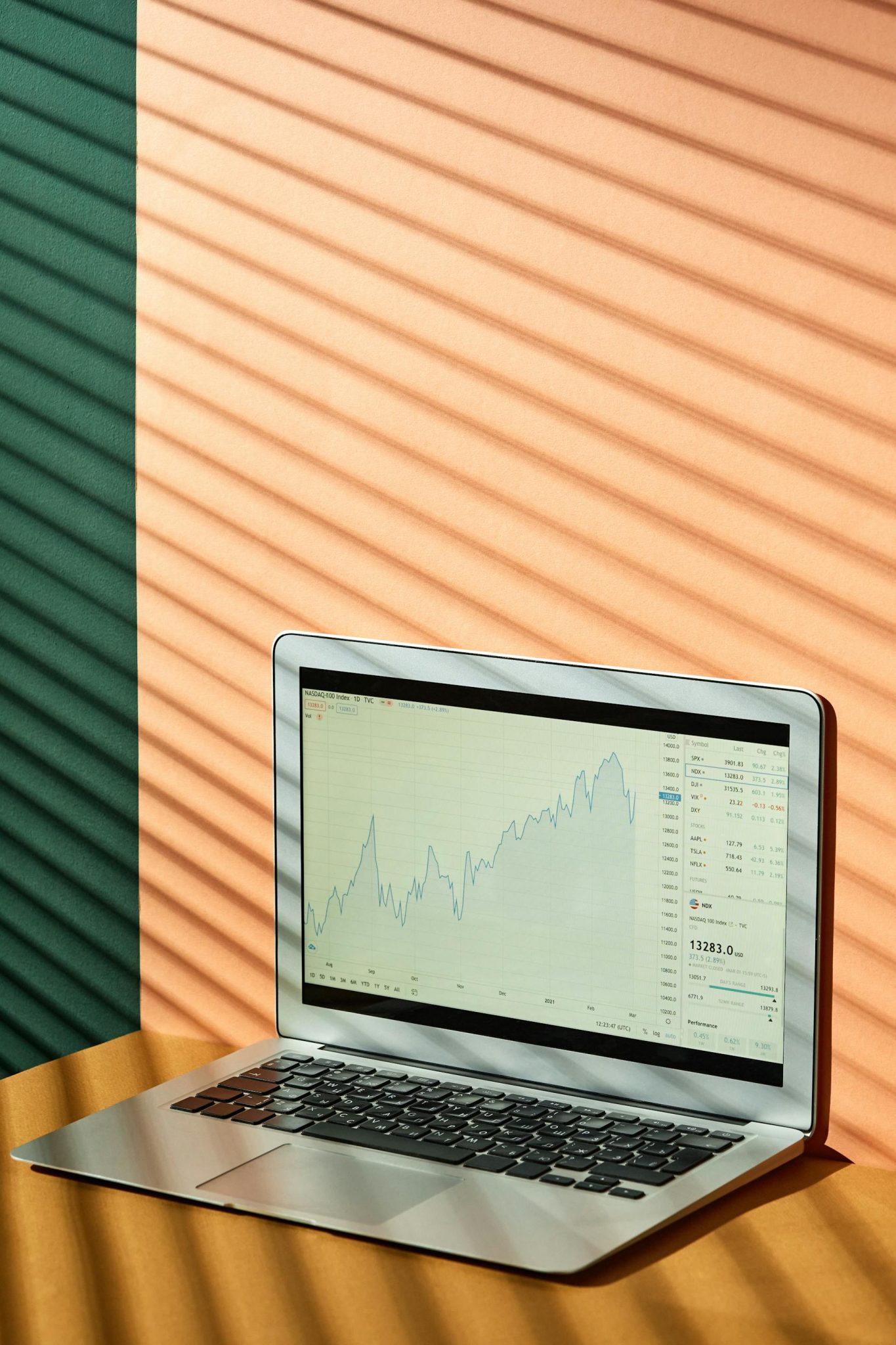 Skaitmeninės rinkodaros specialistas analizuoja augančius svetainės lankomumo grafikus kompiuterio ekrane.